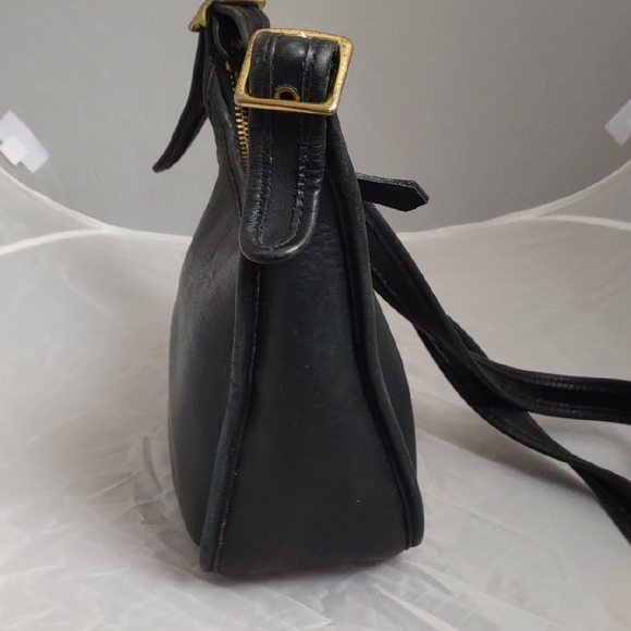 Elegant Black Leather Shoulder Bag - Picture 3 of 11
